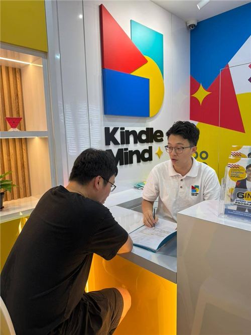 Kindle Mind staff welcoming a parent
